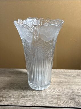 Borgonovo Clear Glass 8" Vase Italy Rose and Leaves Ribbed.     2A